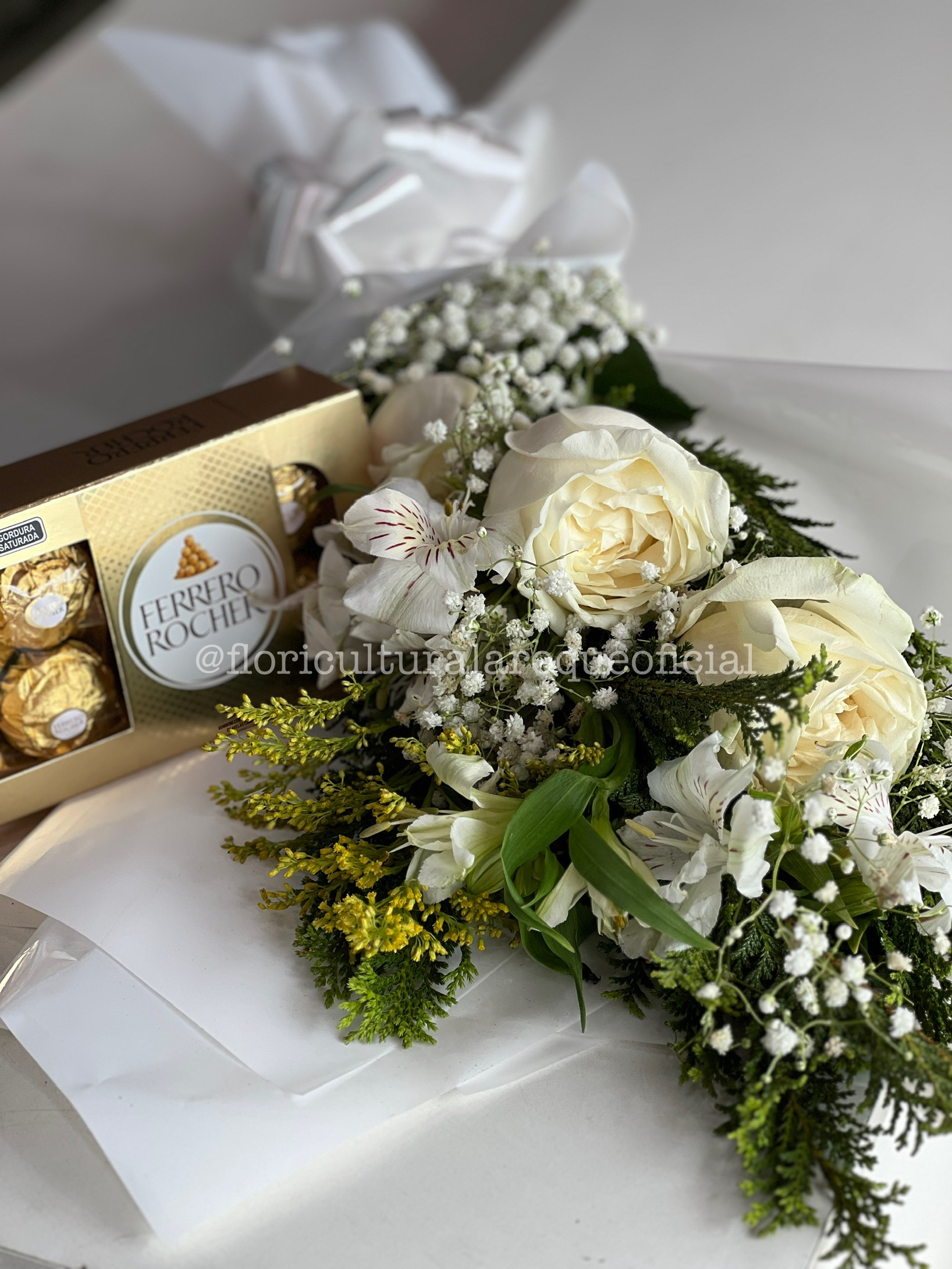 Buquê de rosas em Manaus com Ferrero Rocher - Presente elegante