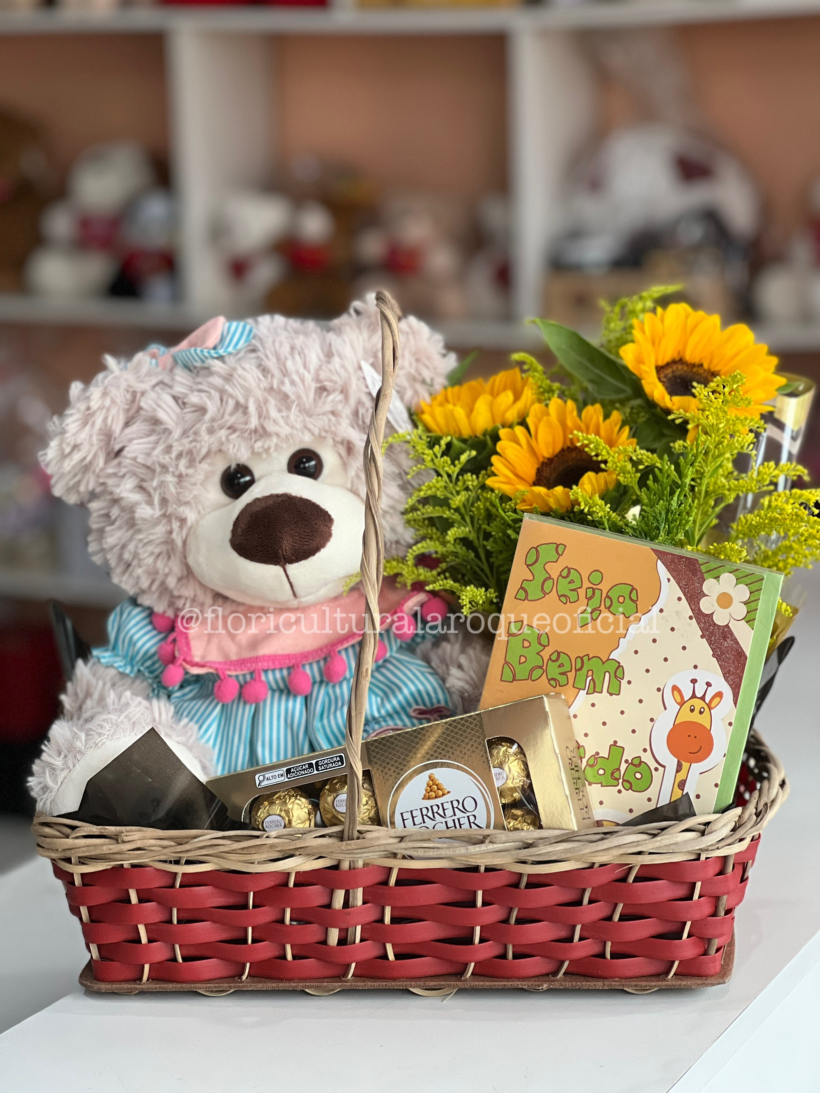 Cesta de presente com ursinho, girassóis, chocolates Ferrero Rocher e cartão