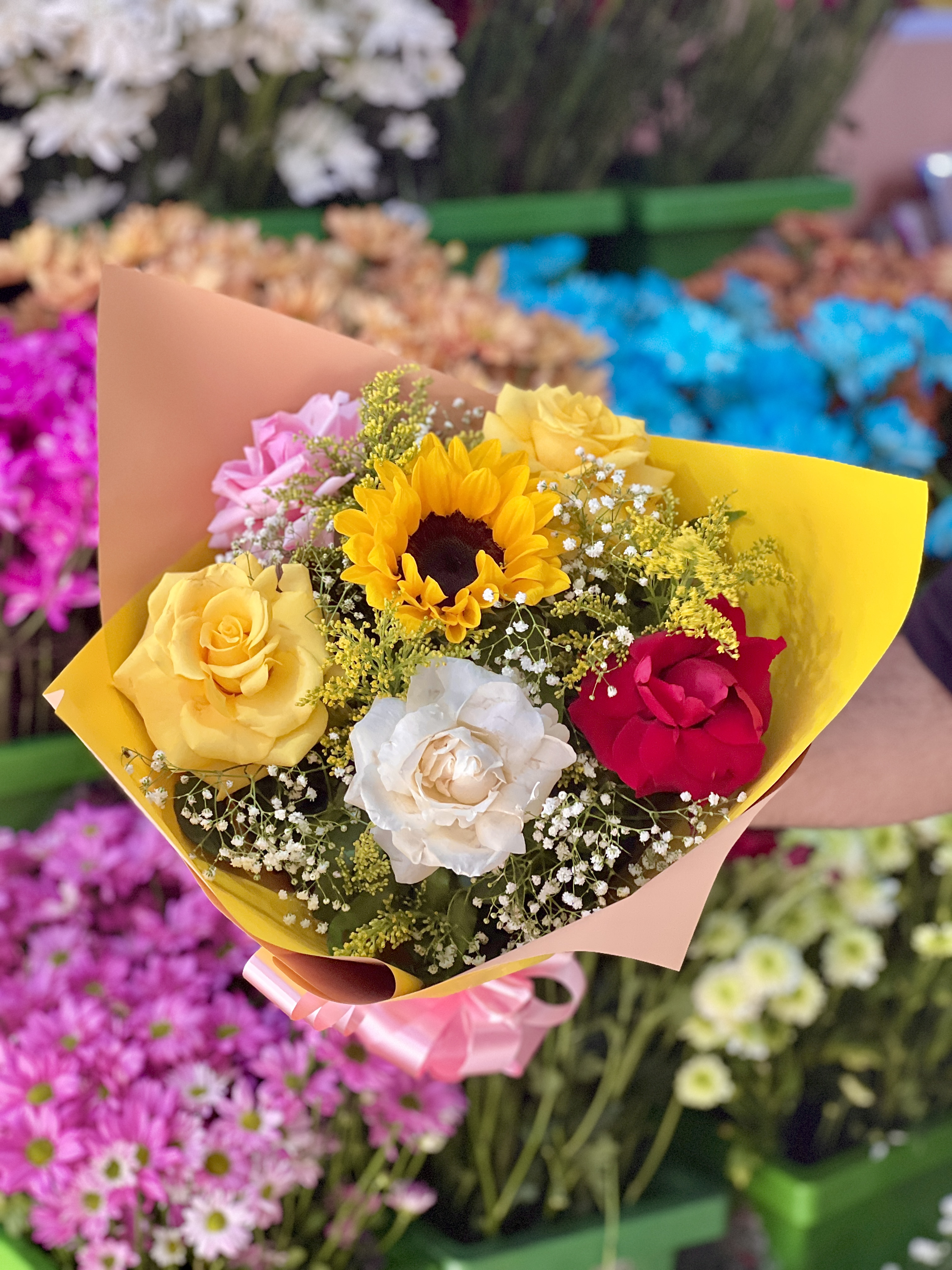 Buquê colorido com flores variadas frescas em Manaus